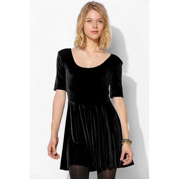 Kimchi Blue Urban Outfitters Black Velvet Mini Skater Fit & Flare Dress -M - Picture 1 of 10